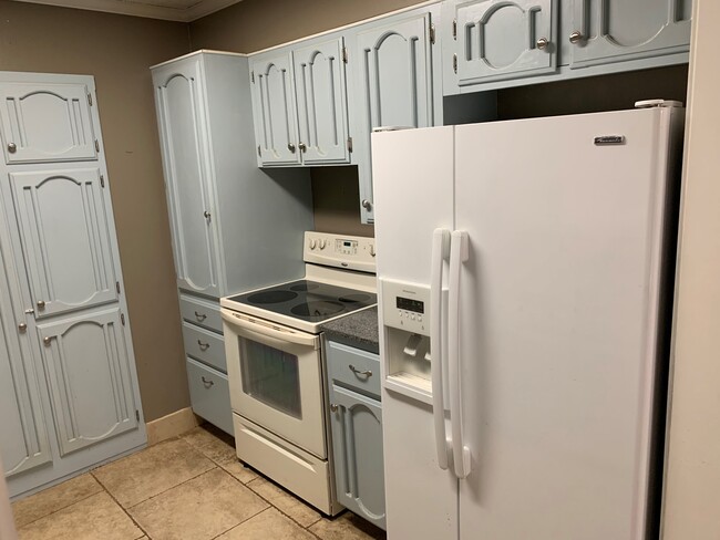 Kitchen with stove/oven and refrigerator - 469 Highland Creek Pkwy