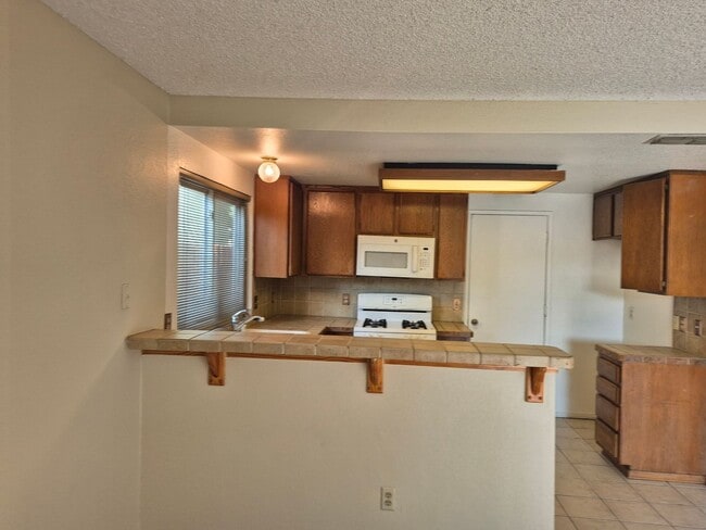 Building Photo - Adorable 3 bedroom 2.5 bath home