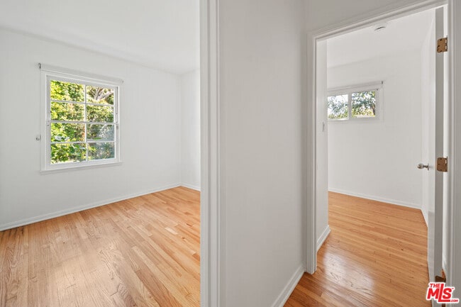 Building Photo - 2124 Hillsboro Ave