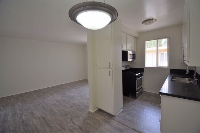 Building Photo - 4565 Hazeltine Ave