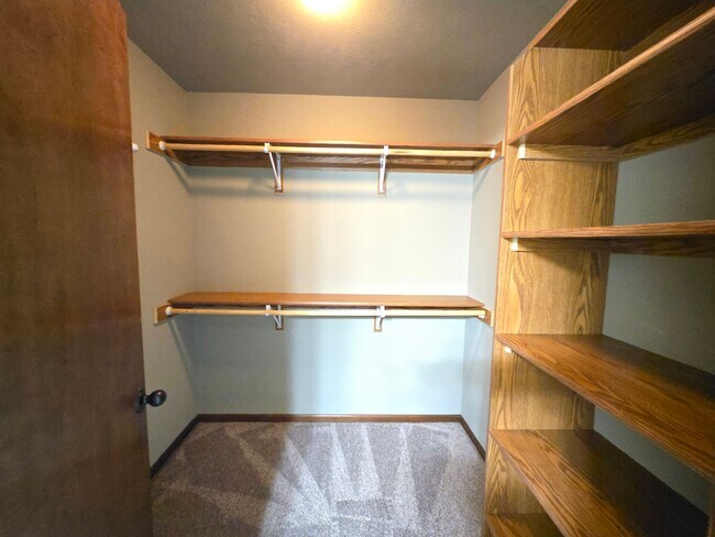 Building Photo - Spacious 3 Bed 2 Bath Twinhome | East Siou...