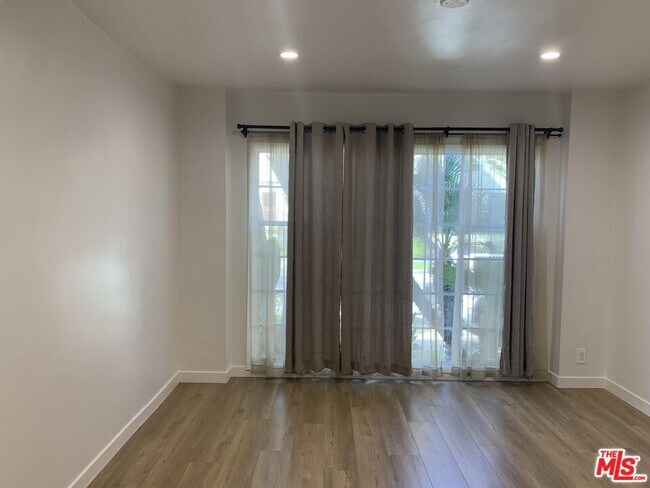 Building Photo - 450 Rexford Dr