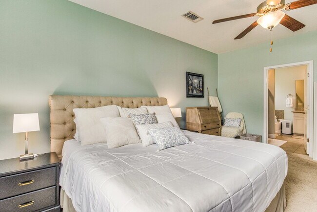 Building Photo - Bright and beautiful home in Windward Cove...