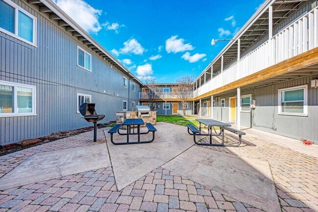 Building Photo - 2401 Manor Rd