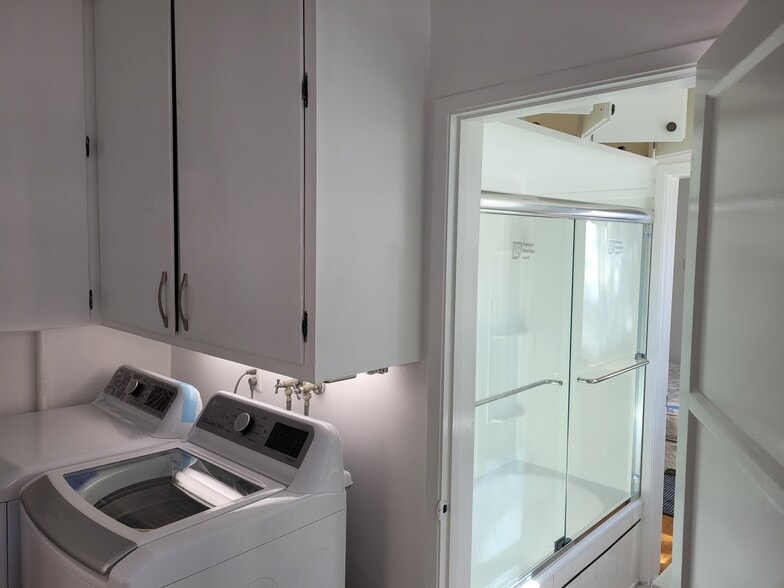 Building Photo - 10528 Ayres Ave