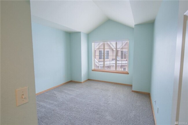 Building Photo - Spacious 2 Bed 2.5 Bath Townhome with Attached Garage in Cle Elum