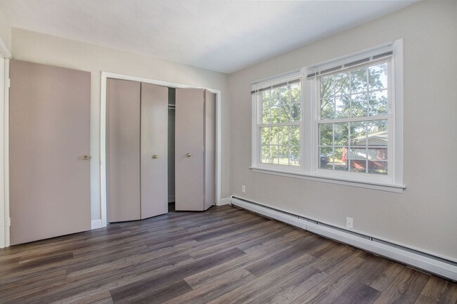 Building Photo - Newly Remodeled 2bed 1 bath apartment in Urbandale! - Ask about our security deposit alternative!