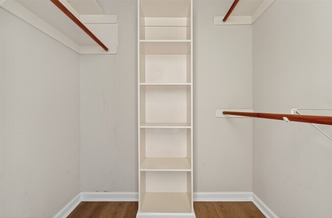 Building Photo - 23719 River Pl Dr