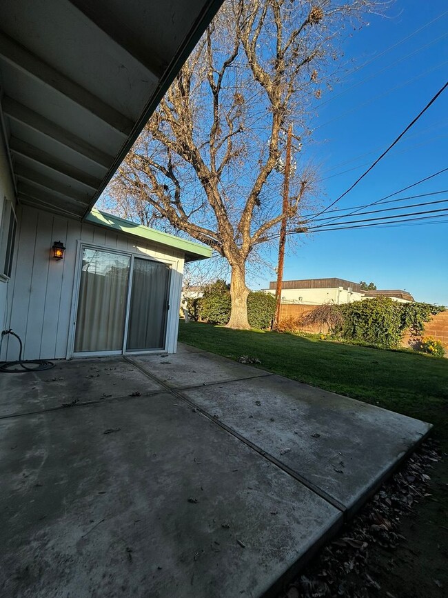 Building Photo - Charming 2-Bed, 1-Bath Condo in Kern City!