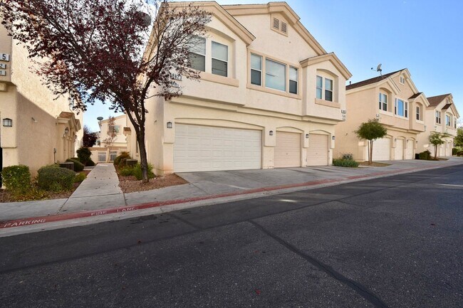 Building Photo - Charming 3-Bedroom, 2.5-Bath Condo with At...