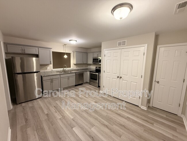 Building Photo - 337 S Pointe Dr