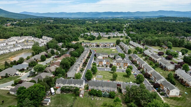 Building Photo - Beautiful Townhome in the Coveted Taylor S...