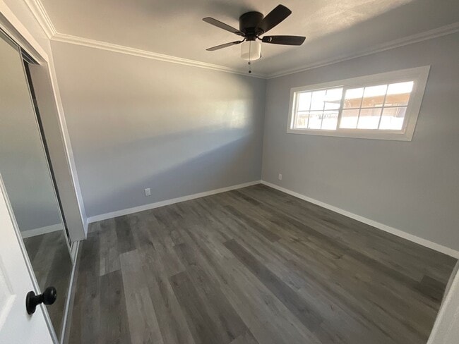 Building Photo - House - 2 Bedrooms / 1 Bathroom - Paramount