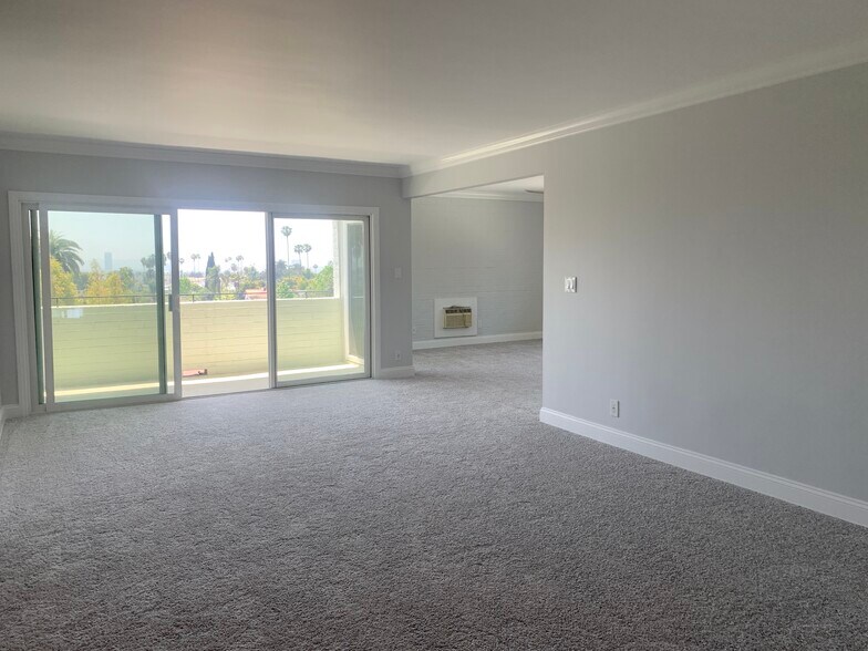 Living Area - 7560 Hollywood Blvd