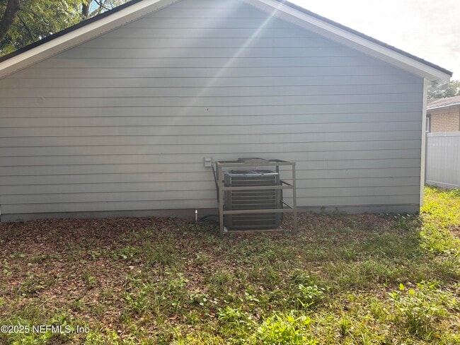 Building Photo - 1963 W 4th St