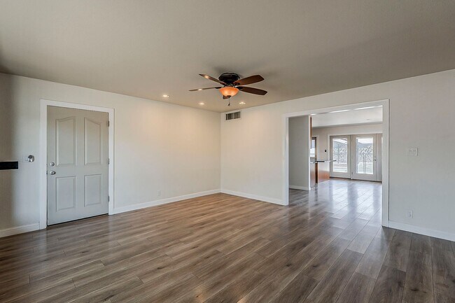 Building Photo - Three bedrooms and POOL in South Scottsdale!