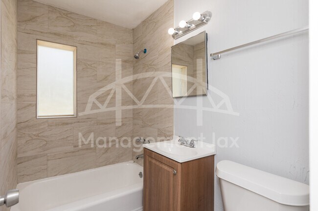 Building Photo - 1922 Maclean Rd