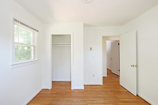 Building Photo - Move-in Ready, Pet-Friendly Northern Albemarle County Home