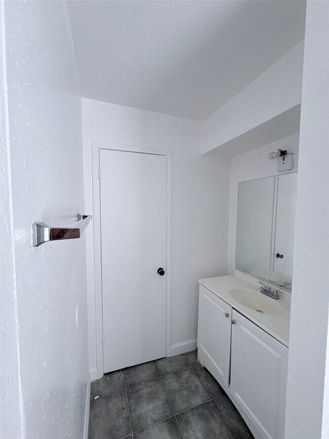 Building Photo - 5625 Antoine Dr