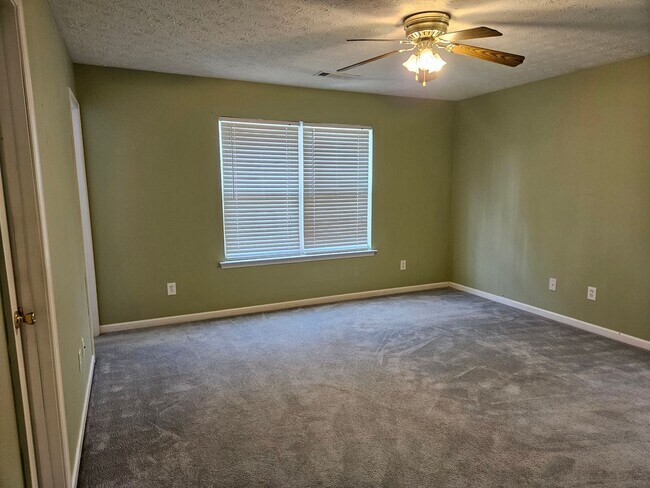 Building Photo - Rare 3 bed 2.5 located in the Etowah School District