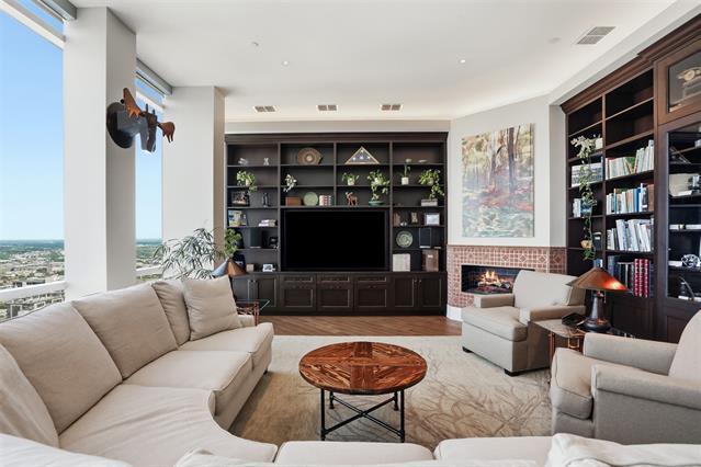 Building Photo - 500 Throckmorton St