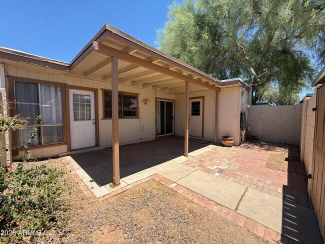 Building Photo - 2231 W Fremont Dr