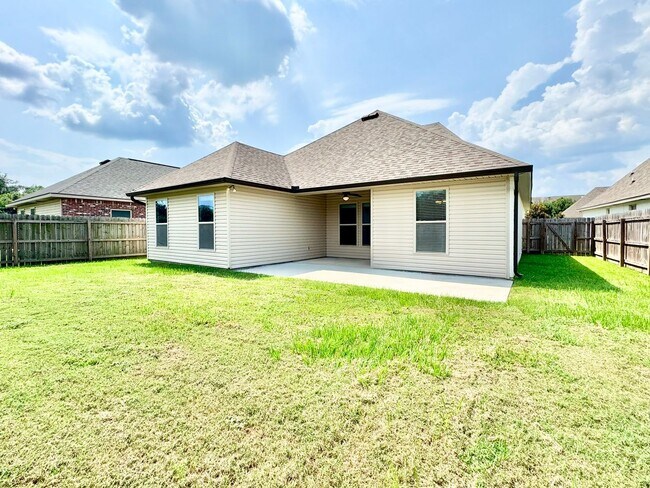 Building Photo - 3 Bedroom House Near LSU in Lake Villas