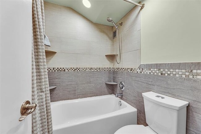 Building Photo - 3015 N Ocean Blvd