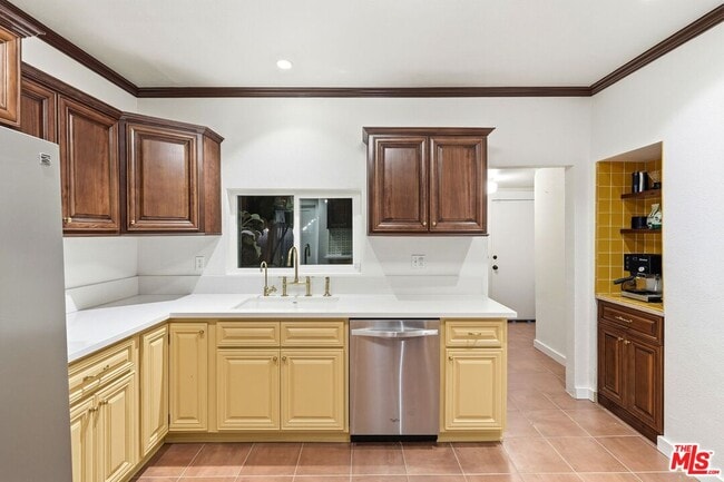 Building Photo - 1458 W 48th St