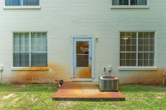 Building Photo - Move in ready Townhome in Fort Walton Beach close to Eglin AFB!
