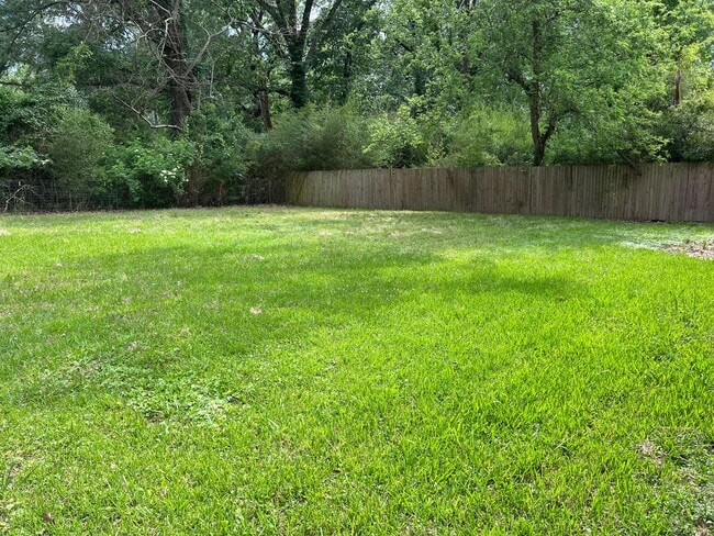 Building Photo - 827 Berwood Dr