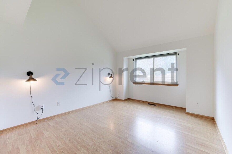 Building Photo - 3318 243rd St E