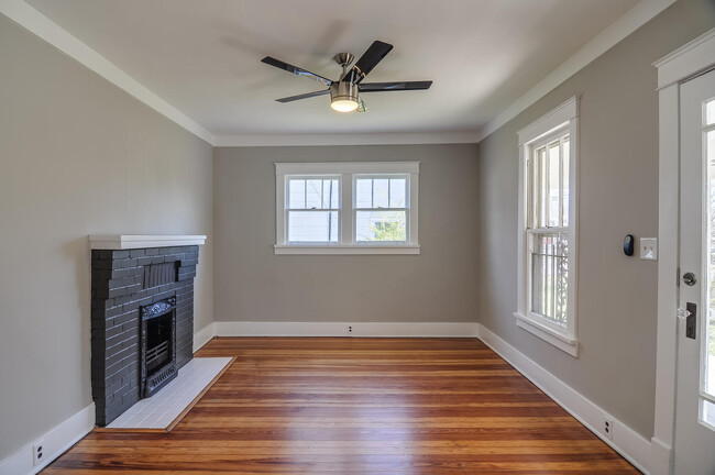 Building Photo - East Nashville Cottage!