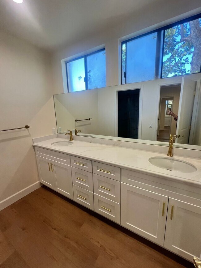 Building Photo - Thousand Oaks - 3 bedroom, 2.5 bath in the...