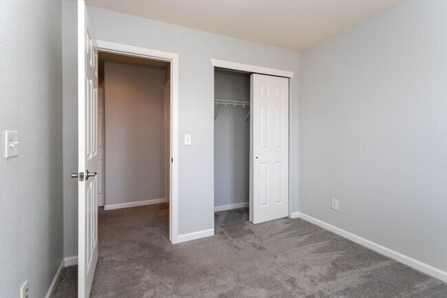 Building Photo - Downtown Living with Style & Views!