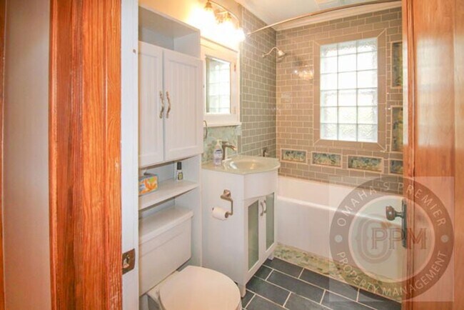 Building Photo - 3 Bedroom 2 Bathroom Family Home