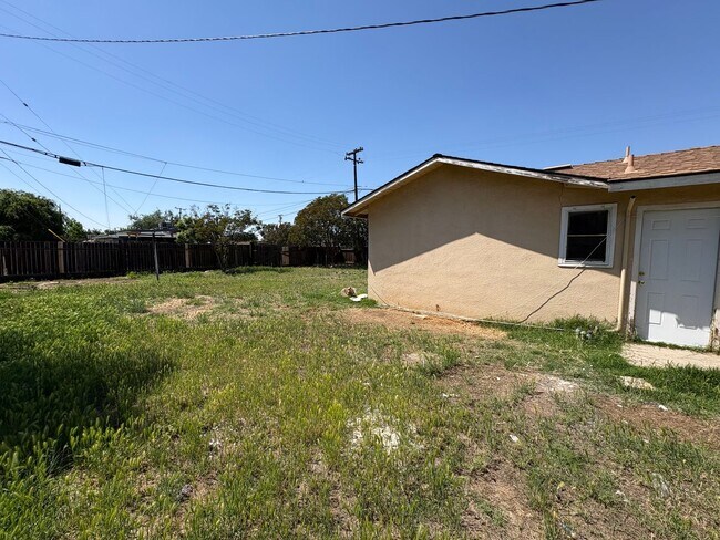 Building Photo - Cozy Home On Spacious Corner Lot Available Now in Dinuba CA!