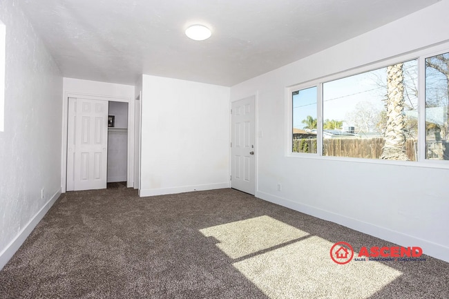 Building Photo - Charming 4 Bedroom Home!