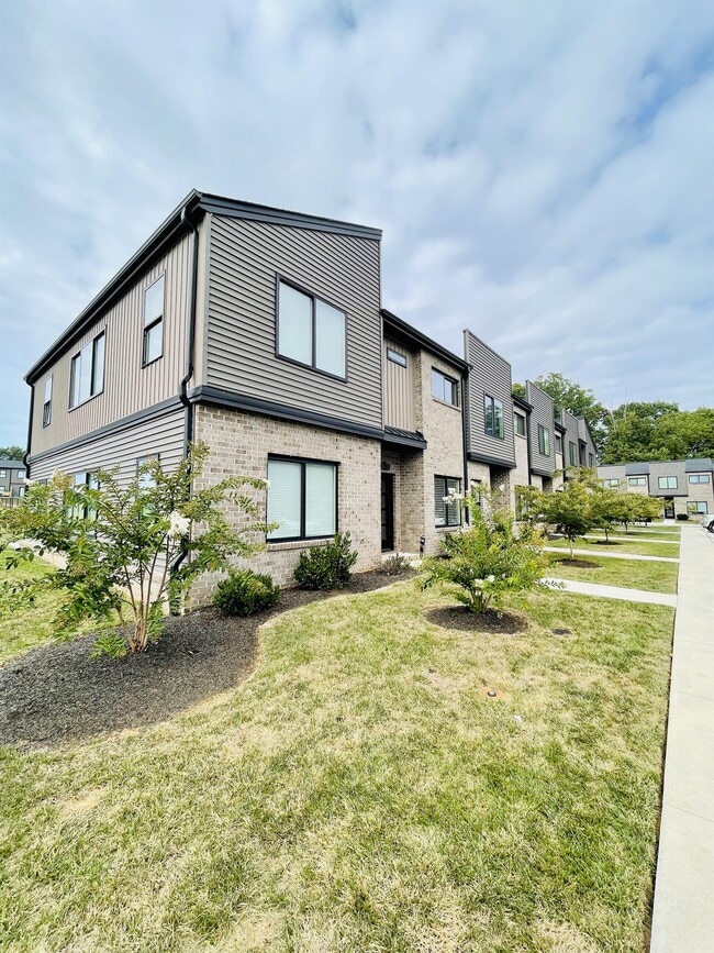 Building Photo - 1 S Timberlake Dr