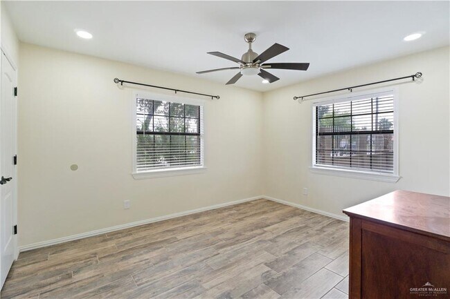 Building Photo - 13 H S St