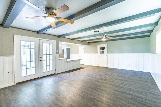 Building Photo - Large 3 bedroom with 2 living areas. Easy ...