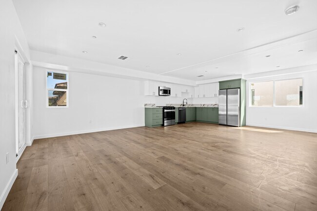 Building Photo - 6832 Hazeltine Ave