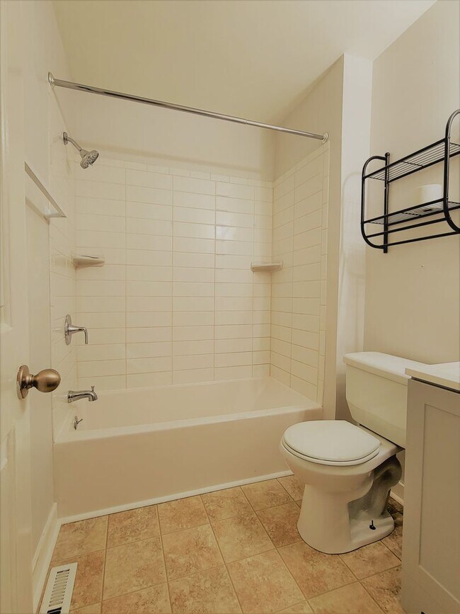 Building Photo - Well maintained large rancher on corner lo...