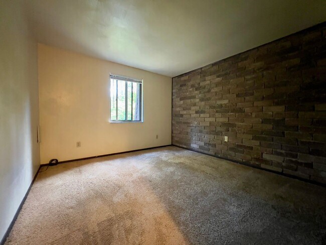 Building Photo - Cozy One Bedroom Apartment! Exposed Brick ...