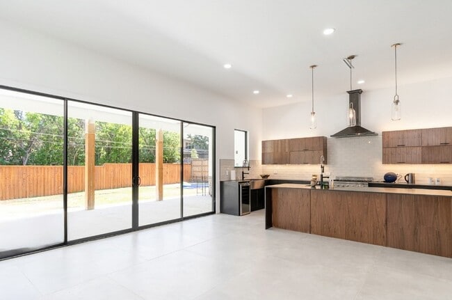 Building Photo - 6254 Linden Ln