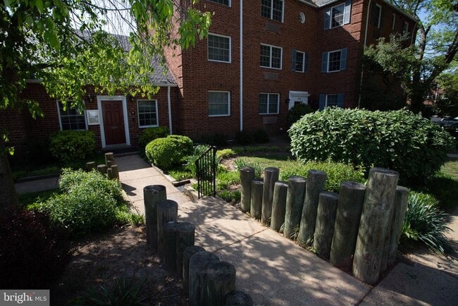 Building Photo - 1612 W Abingdon Dr