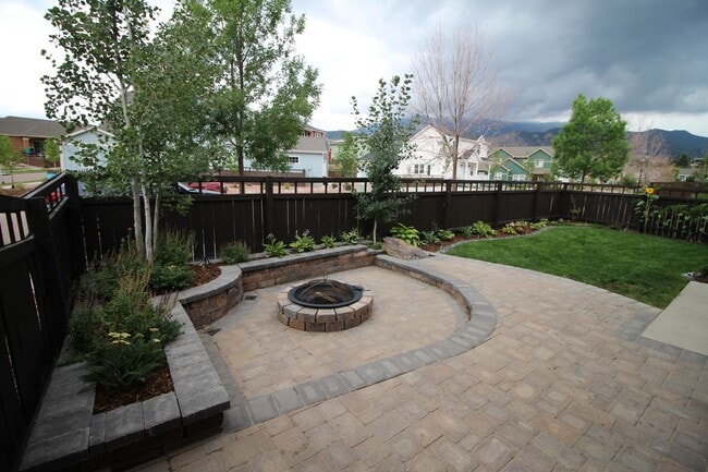 Building Photo - Beautiful 3bdrm 3bath home in Gold Hill Mesa