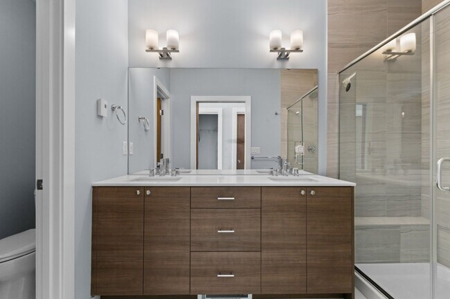 Building Photo - 2Bd/1.75Ba Seattle Townhouse