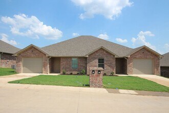 Building Photo - 2 Bedroom 2 Bath Townhome! Whitehouse ISD! Now offering 1/2 OFF FIRST FULL MONTHS RENT!