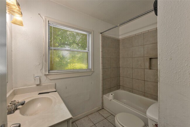 Building Photo - 3627 Thistle St